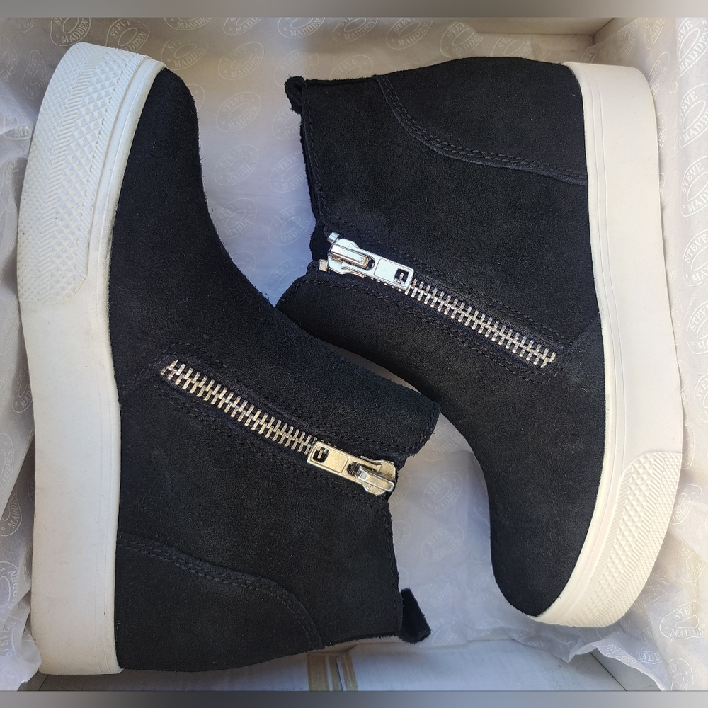 Wedgie Black Suede Shoes. SIZE 6. Steve Madden